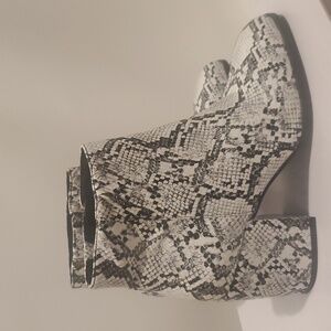 NWOT Mix No. 6 Faux Snakeskin Booties